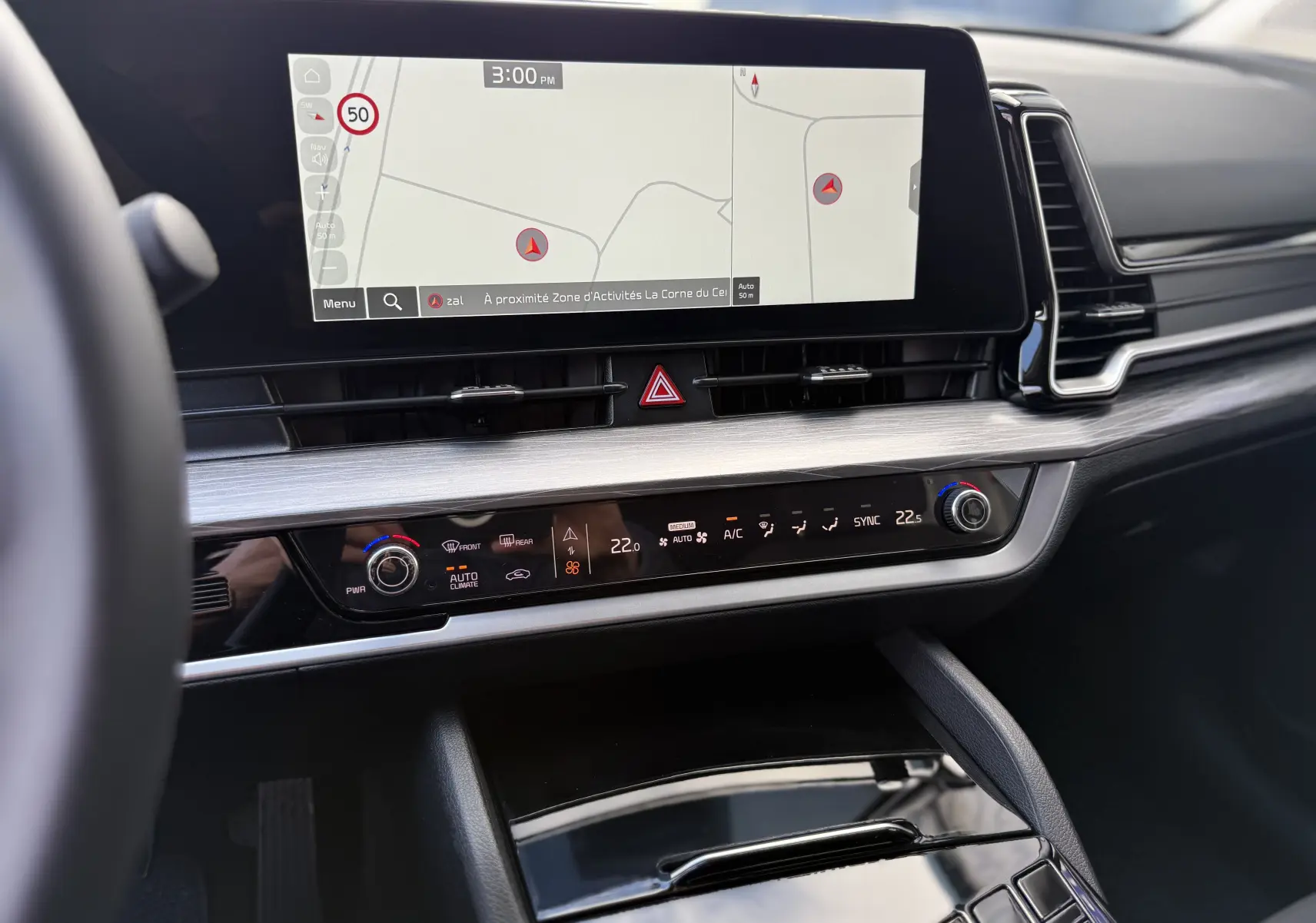 Vue intérieure côté gauche des sièges arrière noirs en tissu du Kia Sportage 2025 gris Sirius, avec appuie-têtes et ceintures visibles.