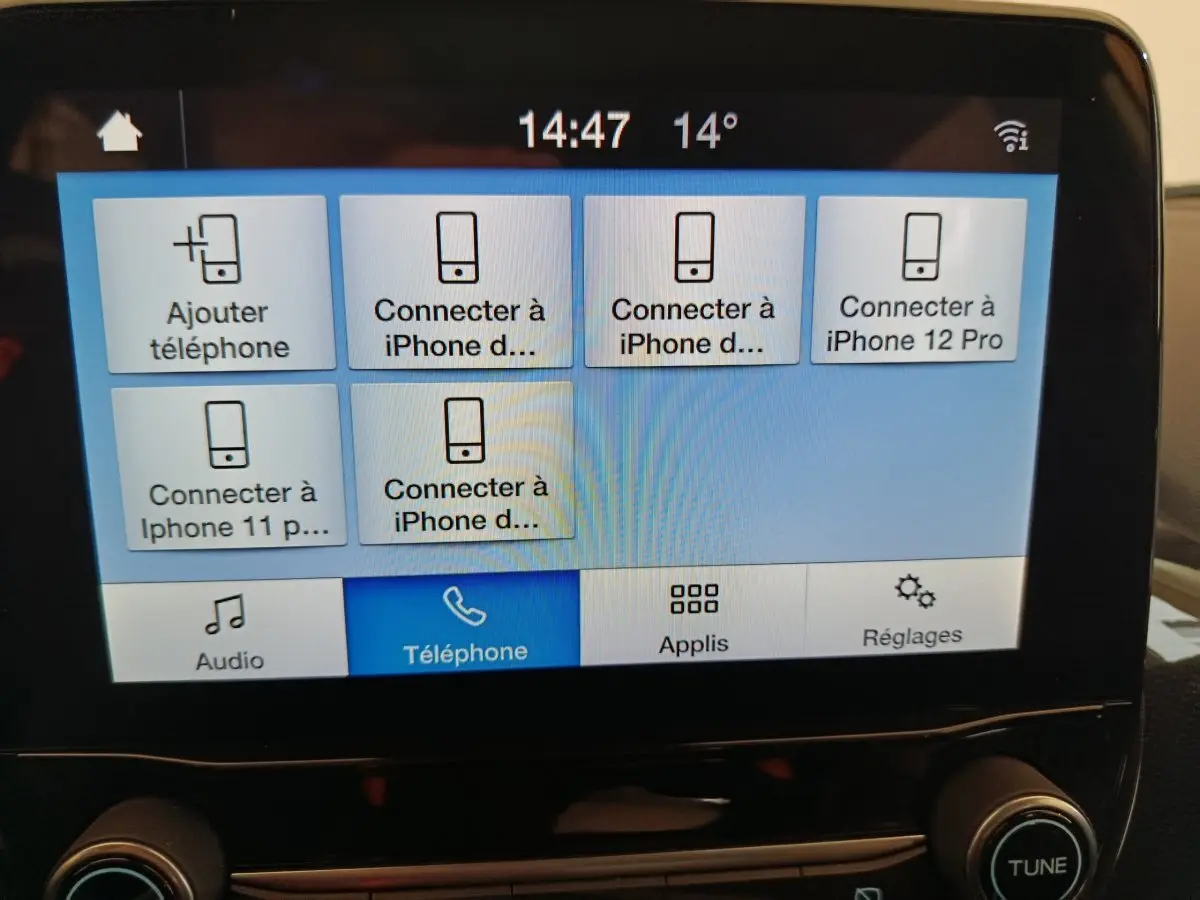 Écran tactile central du Ford Puma blanc 2022 affichant le menu de connexion téléphonique avec plusieurs options iPhone.