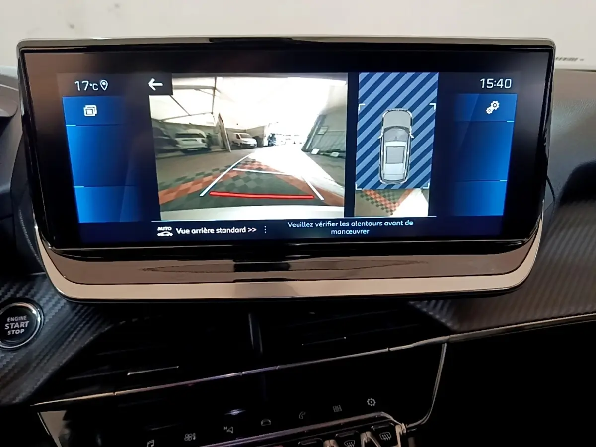 Écran tactile 10 pouces du Peugeot 2008 gris clair montrant la caméra de recul et l’aide au stationnement arrière.