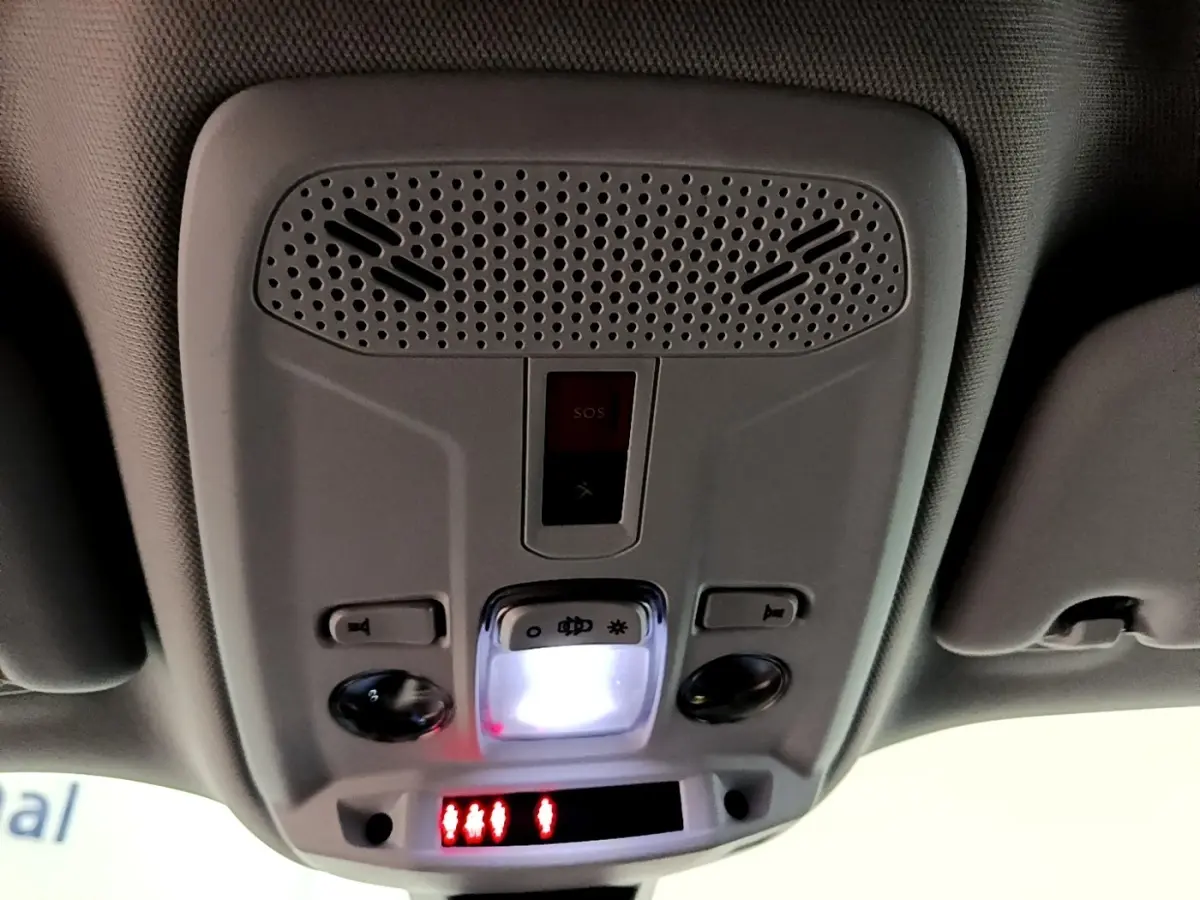 Plafonnier intérieur gris clair avec éclairage LED et boutons de commande dans un Peugeot 2008 2021 vue de dessous.