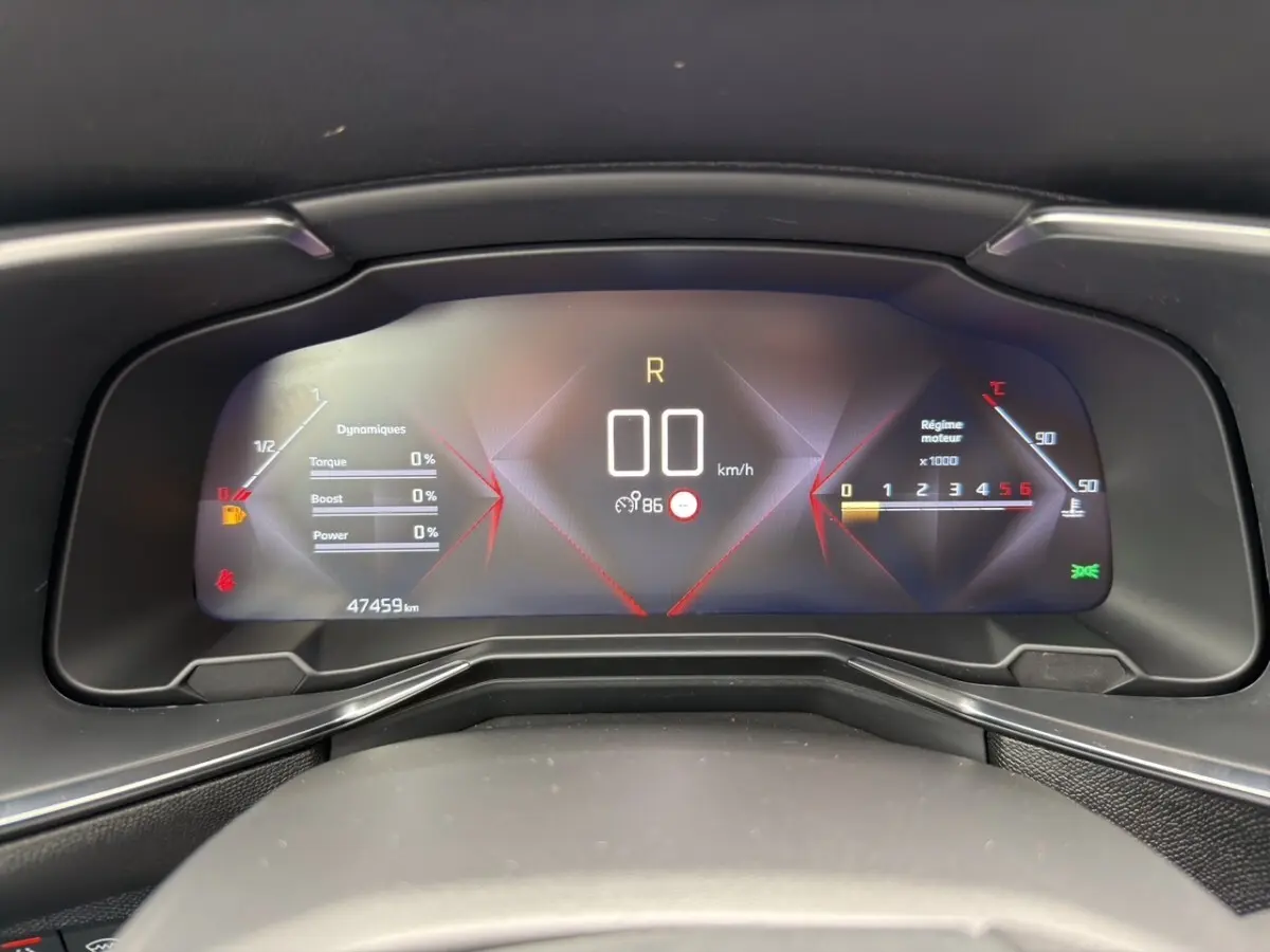 Tableau de bord digital du DS7 Crossback BlueHDi 130, affichage multifonctions avec vitesse à 0 km/h en vue frontale.