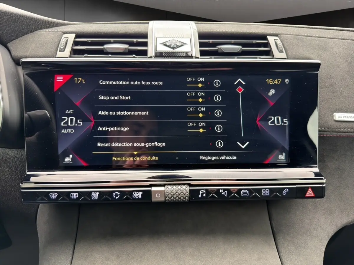 Écran tactile central du DS7 Crossback 2022 affichant les réglages de conduite et la climatisation à 20,5°C.