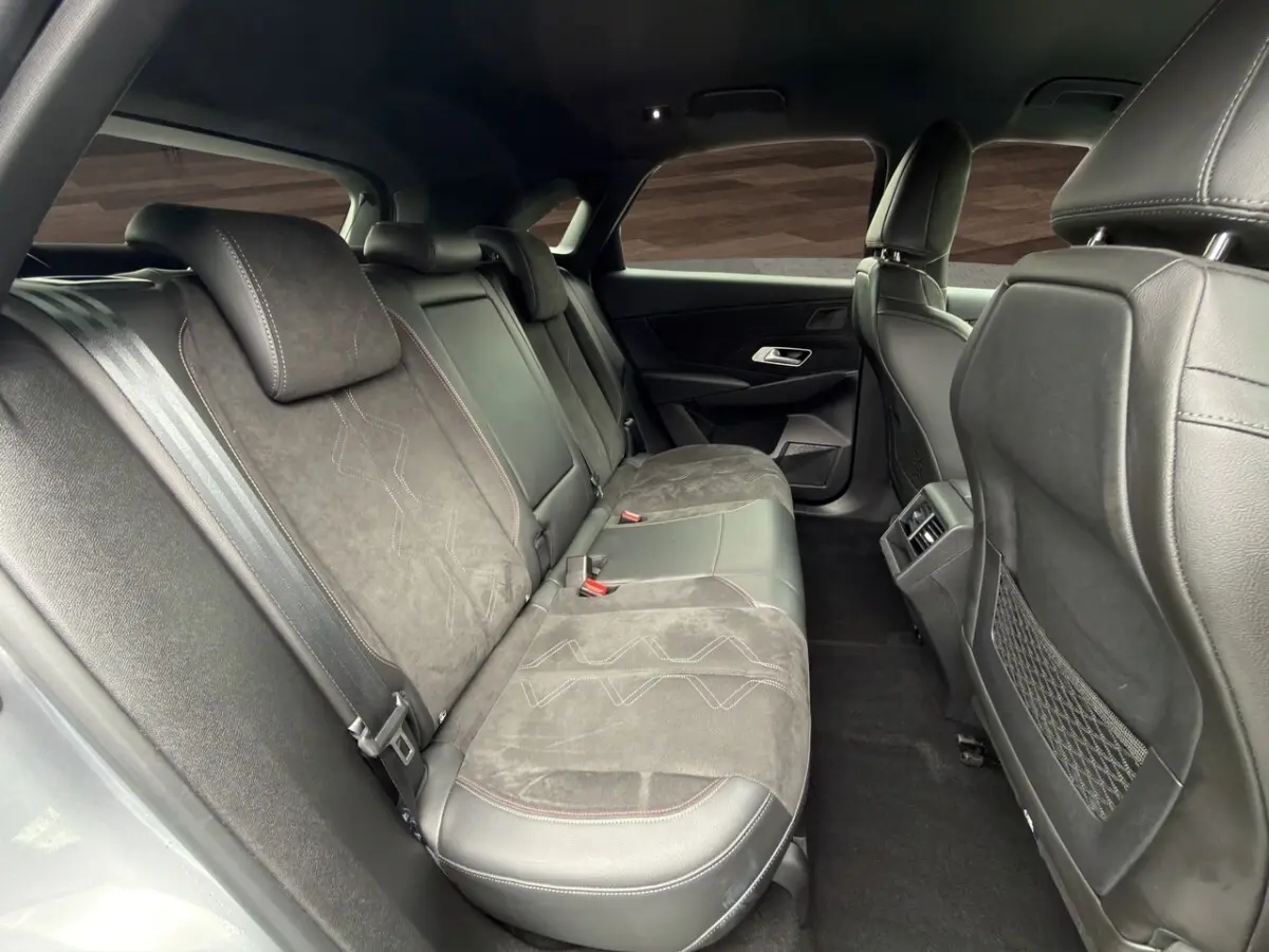 Vue intérieure côté droit des sièges arrière en cuir et alcantara gris foncé du DS7 Crossback 2022, avec aérateurs centraux.