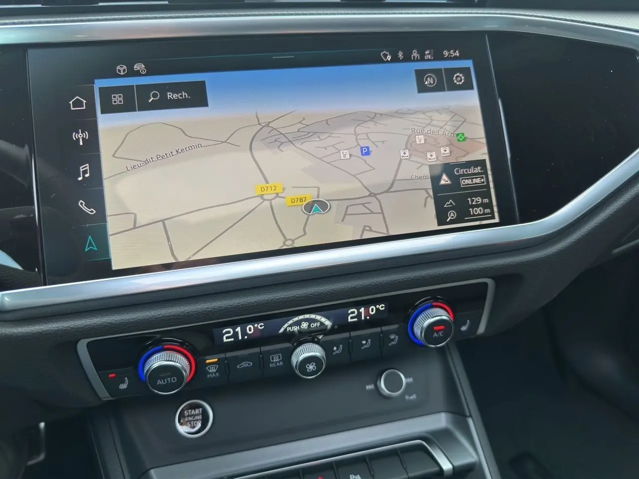 Détail de la console centrale avec écran de navigation et commandes de climatisation du Audi Q3 Sportback blanc 2024.
