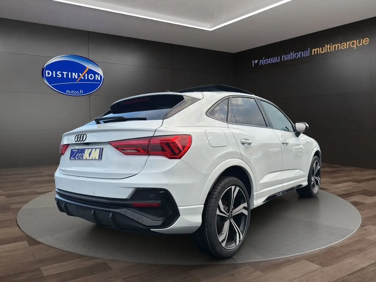 Audi Q3 Sportback blanc vue 3/4 arrière droit avec jantes noires brillantes et vitres teintées