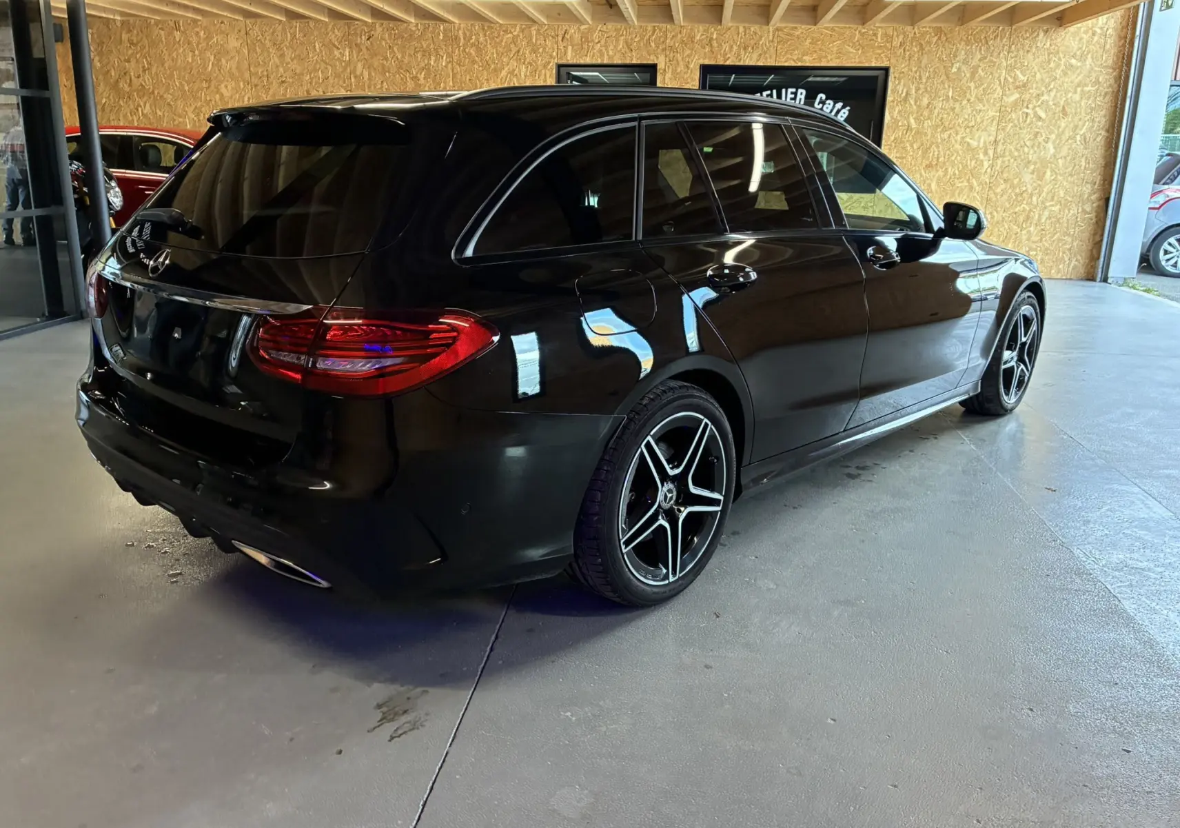 Mercedes Classe C Break 220D AMG Line noir métal vue 3/4 arrière droit avec jantes alu bi-ton et vitres surteintées.