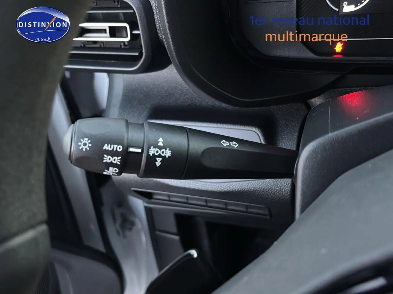 Gros plan sur la commande des feux et clignotants côté gauche du tableau de bord du Citroën Berlingo blanc 2025.