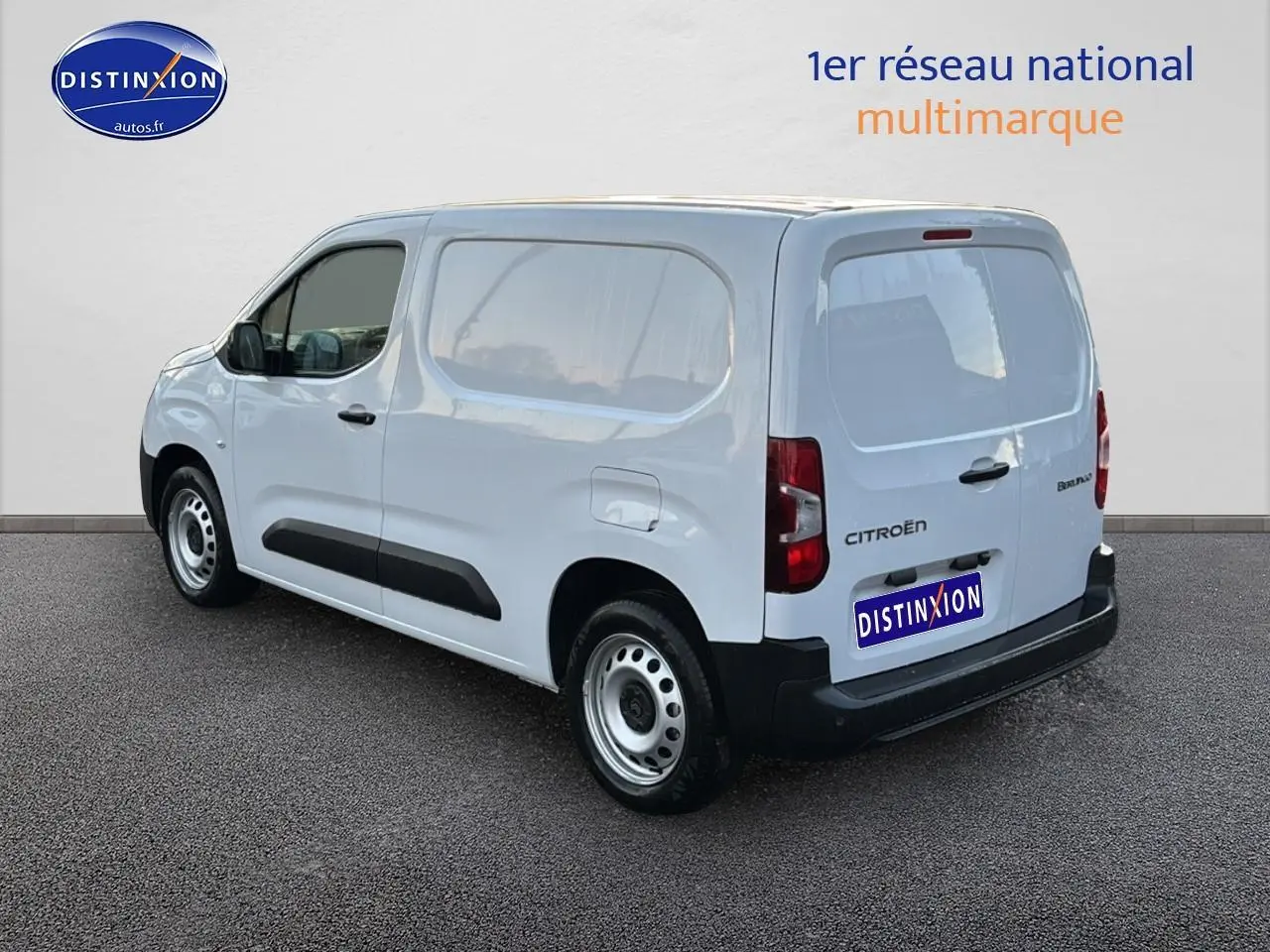 Vue 3/4 arrière droite d'un Citroën Berlingo Fourgon blanc avec porte latérale coulissante et double portes arrière.