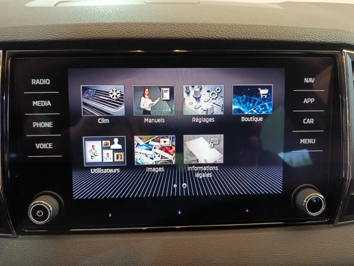 Écran tactile central du tableau de bord du Skoda Karoq blanc 2024 affichant le menu principal multimédia.