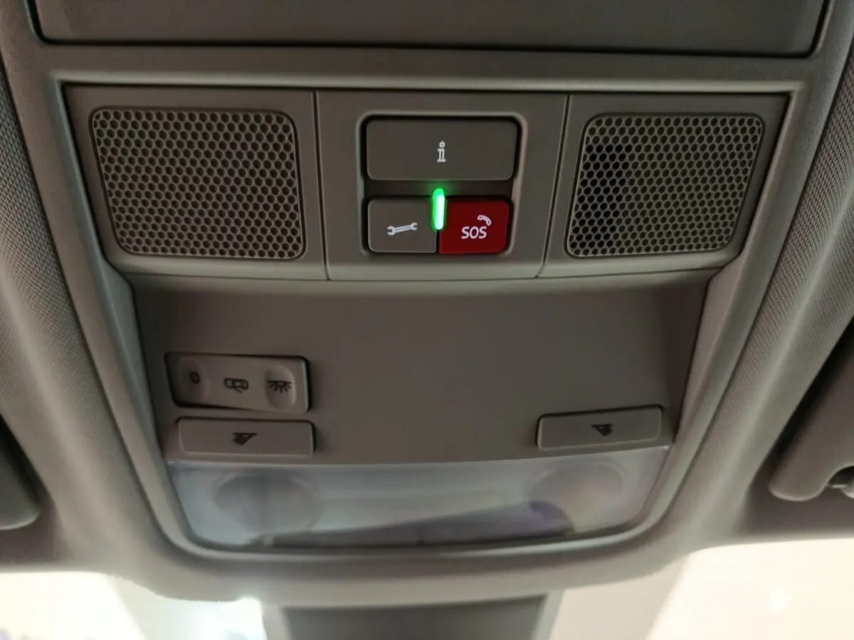 Vue intérieure du plafonnier avec boutons SOS et assistance du Skoda Karoq blanc 2024, version 2.0 TDI Selection.