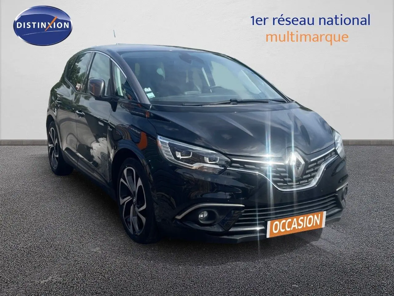 Renault Scénic IV noir en 3/4 avant droit, avec jantes alliage et calandre distinctive brillante.