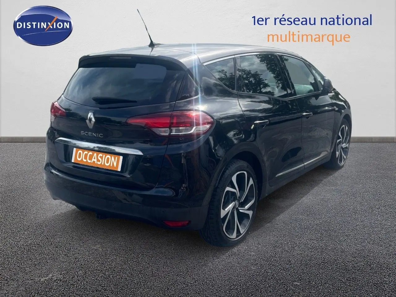 Renault Scénic IV noir vu en 3/4 arrière droit, avec jantes alliage et vitres teintées.