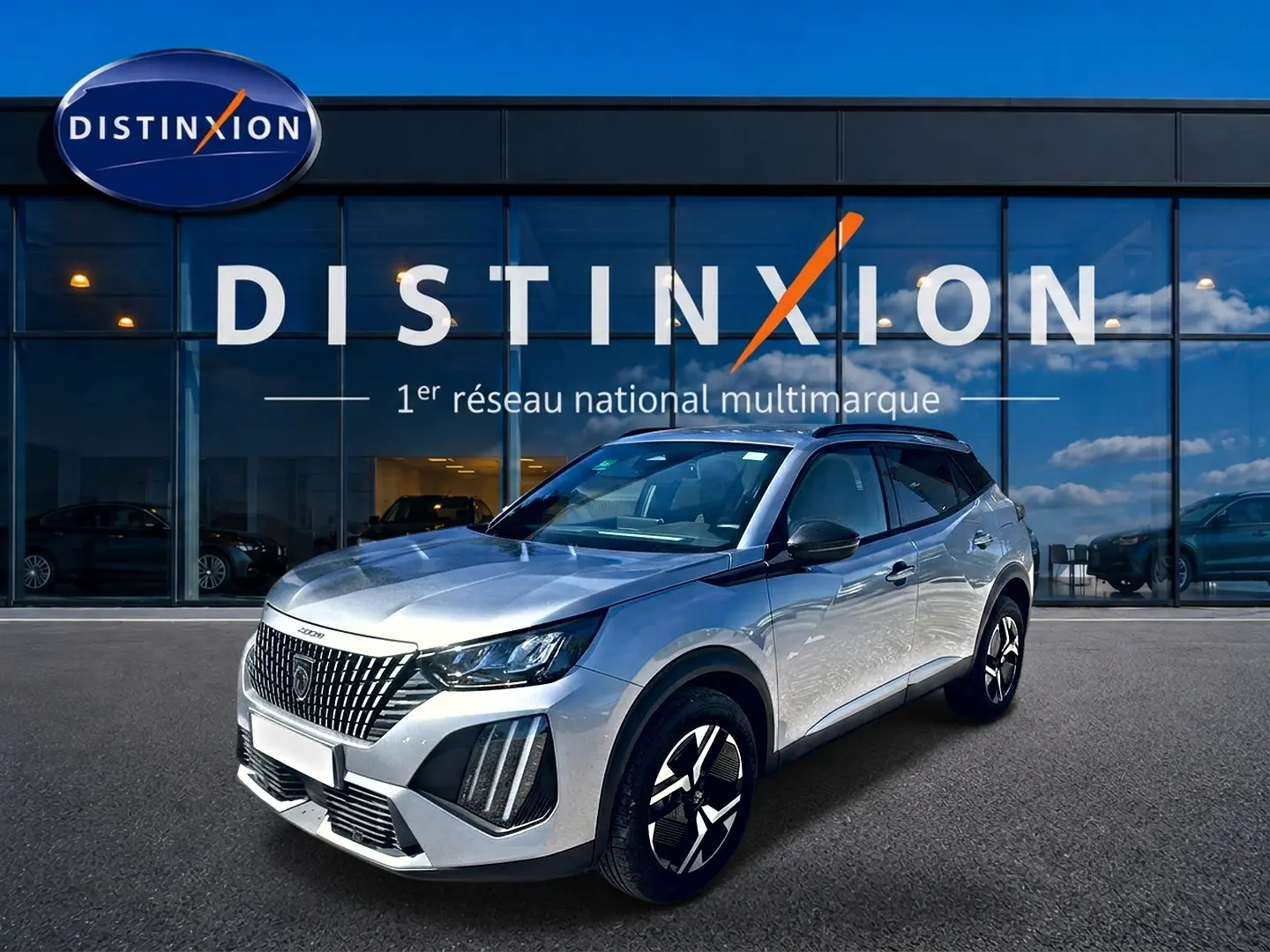 Peugeot 2008 gris artense en 3/4 avant droit, avec jantes alu et toit noir devant showroom Distinxion.