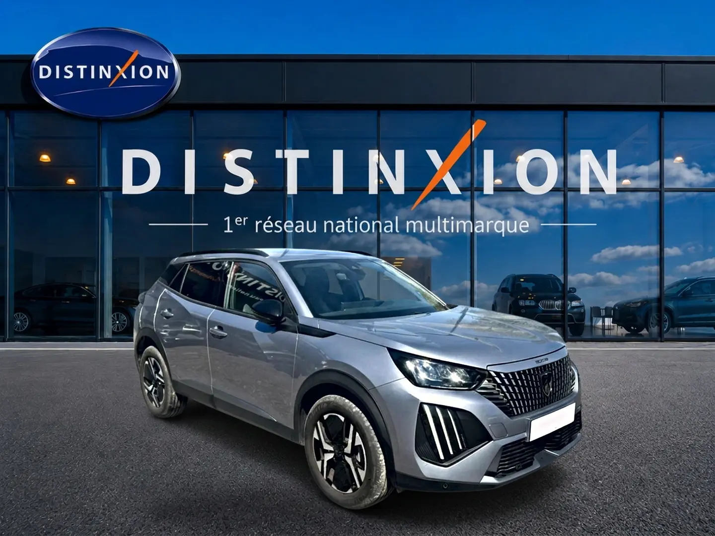 Peugeot 2008 gris Artense en 3/4 avant droit, avec calandre noire et jantes alu distinctives.