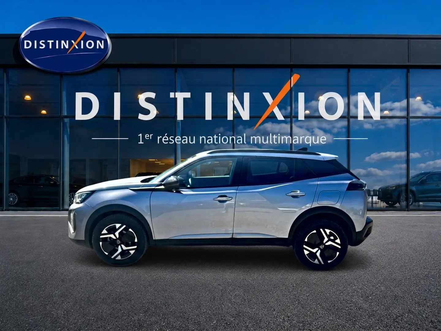 Peugeot 2008 gris artense en profil droit, soulignant ses jantes alu et toit noir contrastant.