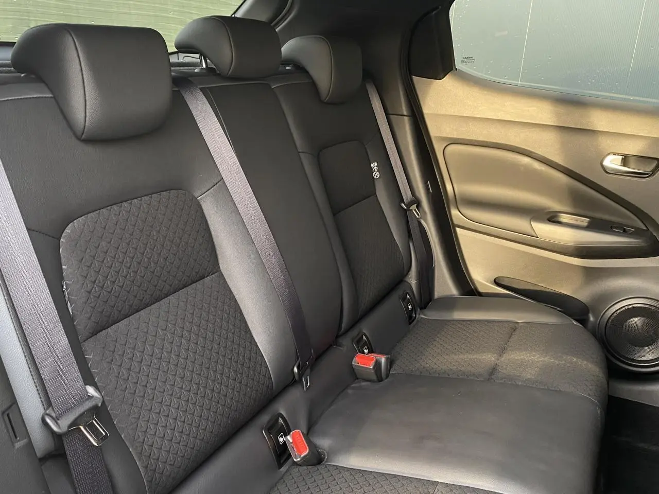 Vue intérieure côté droit des sièges arrière noirs en tissu et TEP du Nissan Juke DIG-T 114 N-Connecta 2024.