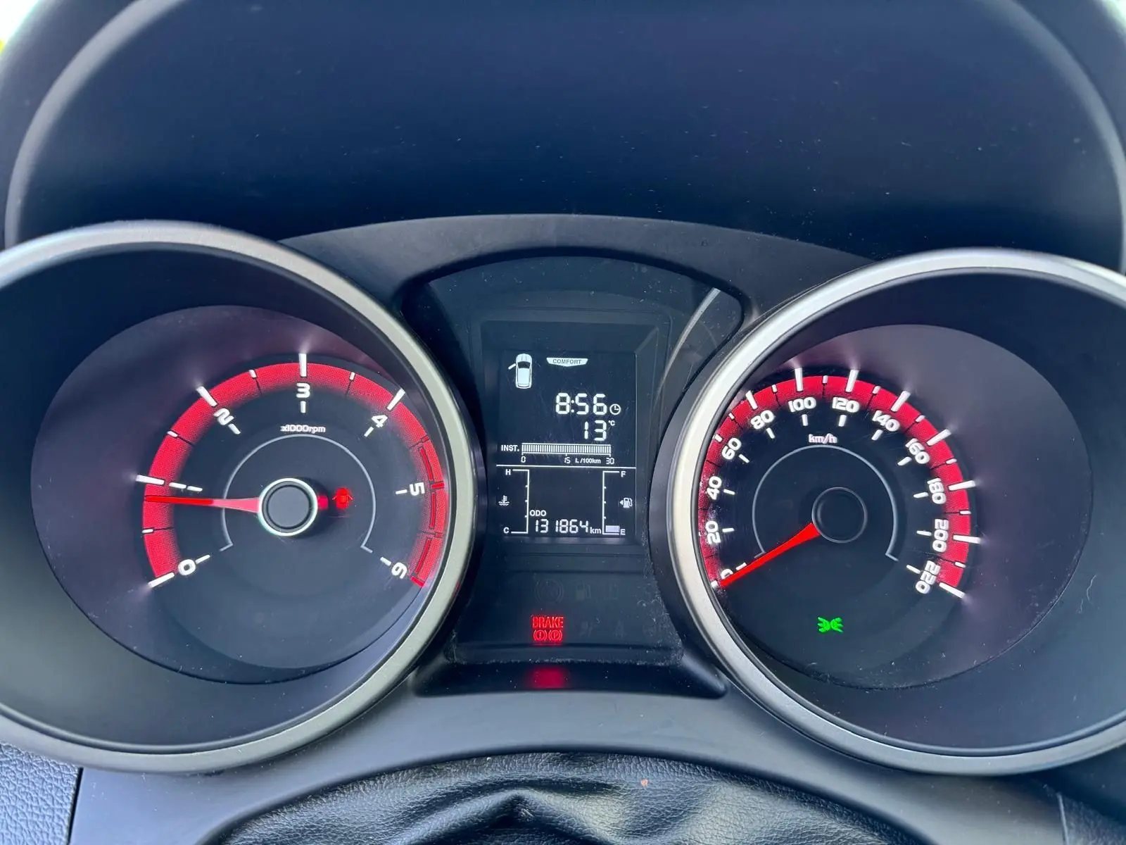 Tableau de bord du SsangYong Tivoli 2016 avec compte-tours et compteur de vitesse à aiguilles rouges.