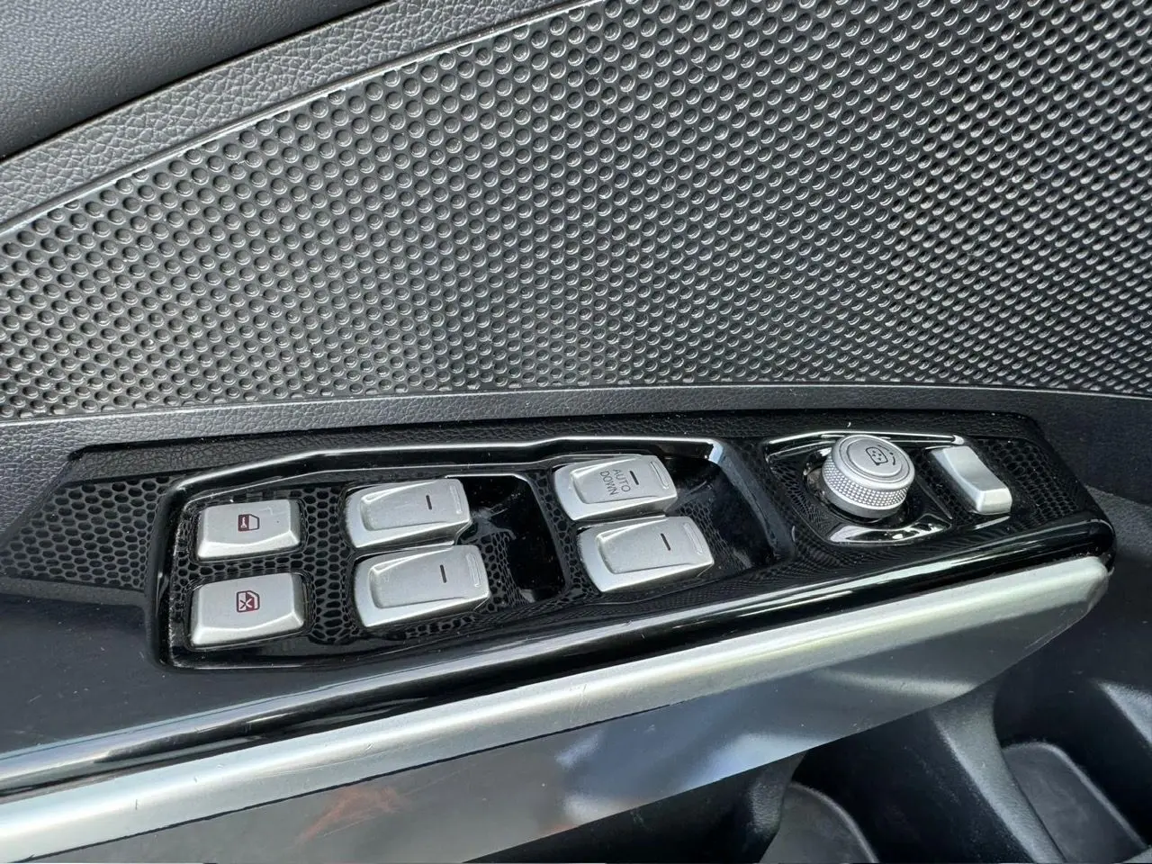 Panneau de commandes des vitres électriques côté conducteur du SsangYong Tivoli blanc 2016, finition Urban.