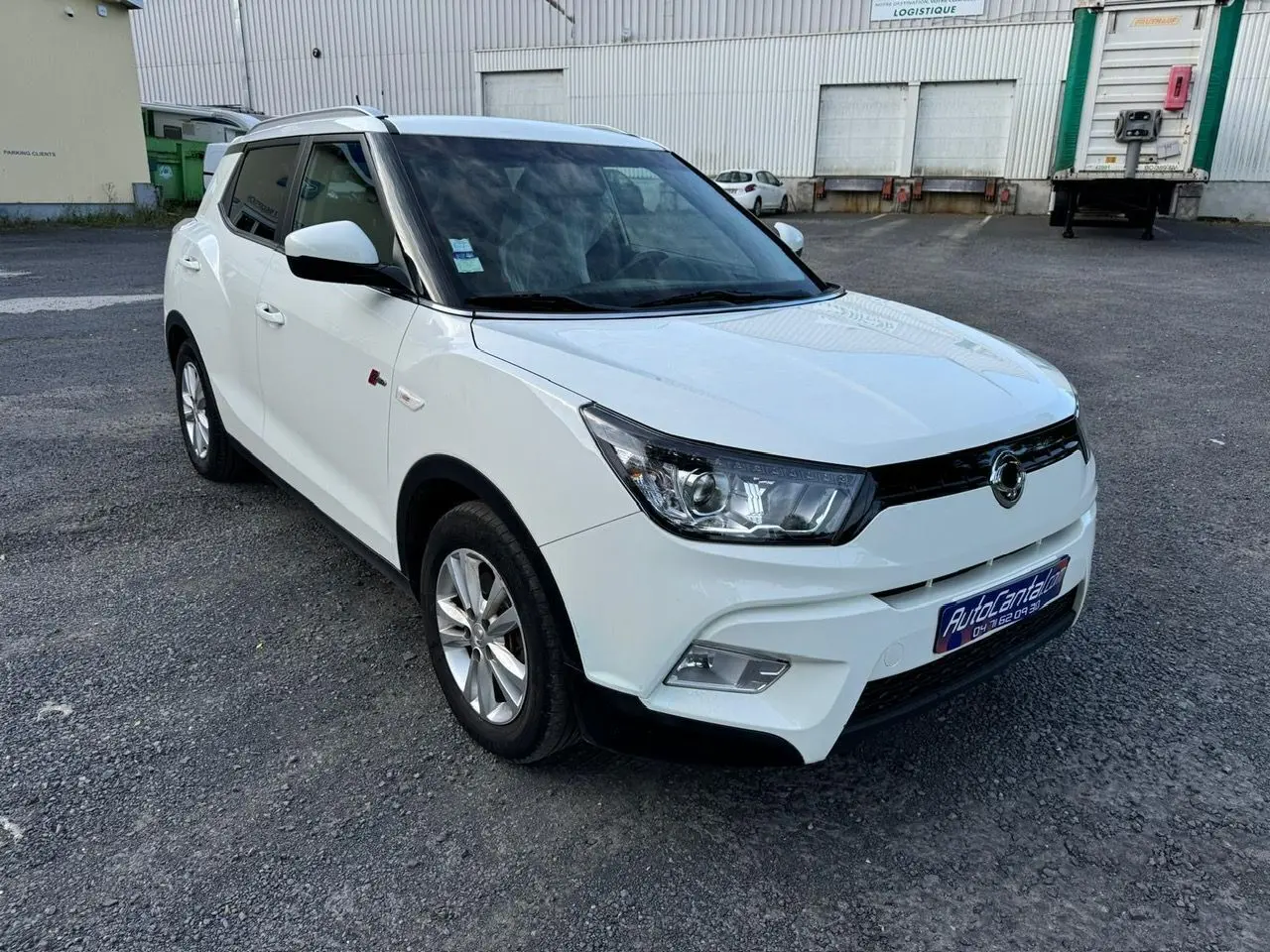 Vue 3/4 avant gauche d'un Ssangyong Tivoli blanc 2016 avec calandre noire et jantes alliage argentées.