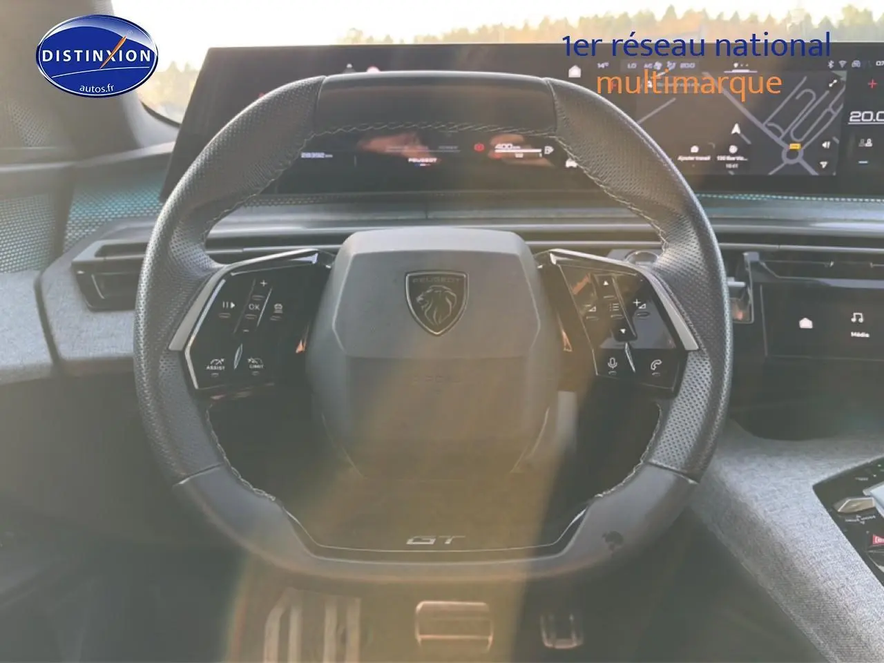 Vue intérieure centrée sur le volant cuir noir GT du Peugeot 3008 gris avec tableau de bord numérique en arrière-plan.