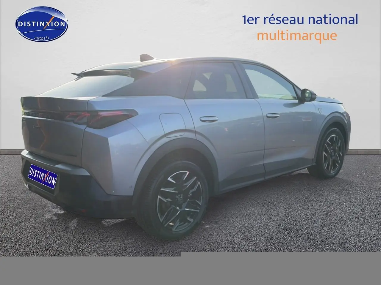 Vue 3/4 arrière droite d'un Peugeot 3008 gris 2025 avec jantes alu noires et becquet arrière.