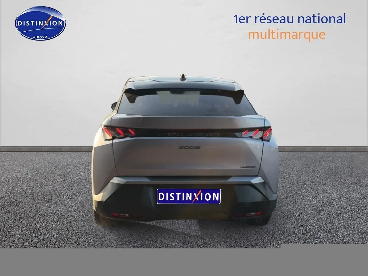 Vue arrière d'un Peugeot 3008 gris 2025 avec feux arrière LED caractéristiques et lunette arrière surteintée.