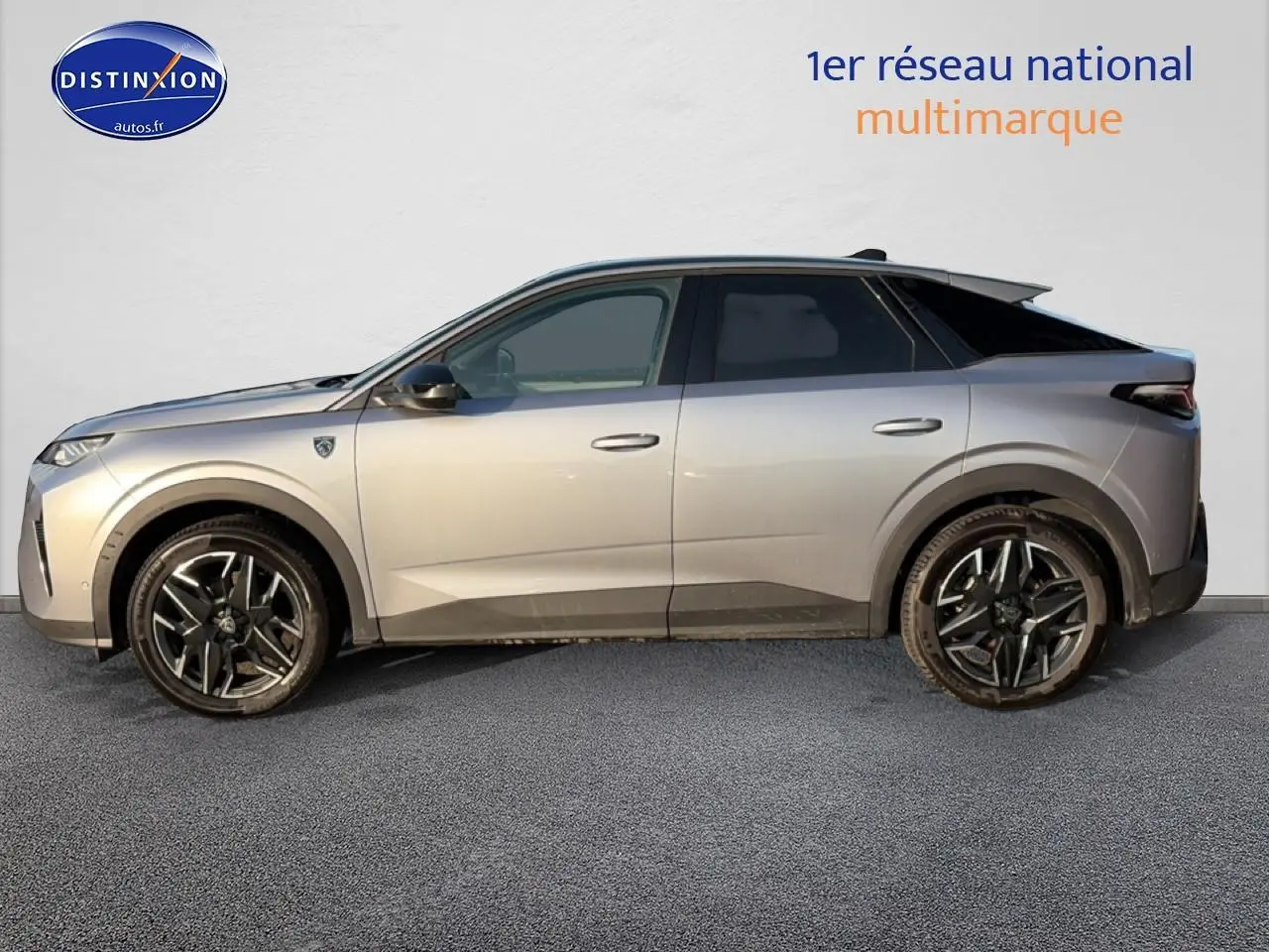 Profil côté gauche d’un Peugeot 3008 gris 2025 avec jantes alu noires et toit noir contrasté.