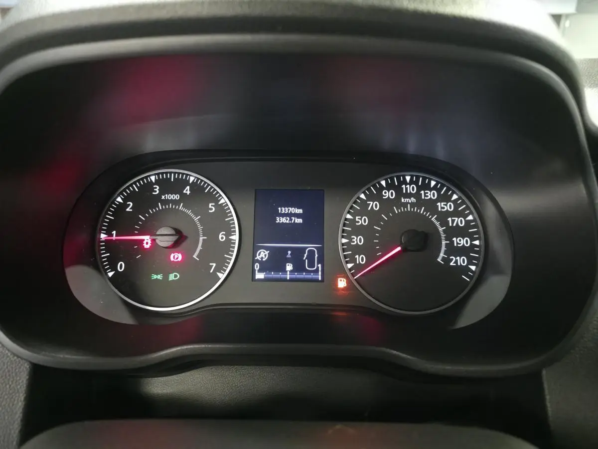 Vue rapprochée du tableau de bord du Dacia Duster 2024 montrant les compteurs analogiques et l'écran central numérique.