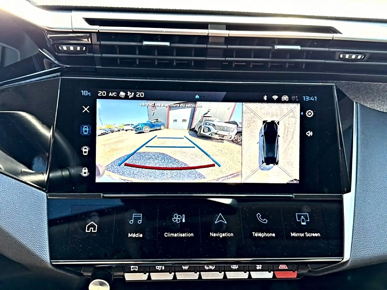 Écran tactile central du Peugeot 408 Hybrid 145 allure montrant la caméra de recul et l'affichage 360° intérieur.