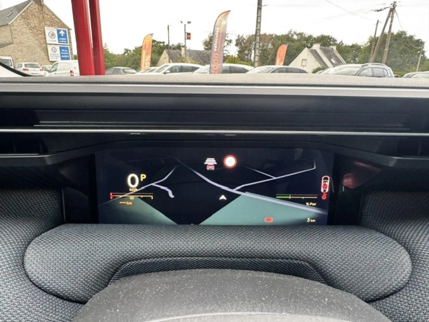 Tableau de bord numérique du Citroën C5 Aircross gris Platinium, affichage de navigation et indicateurs.