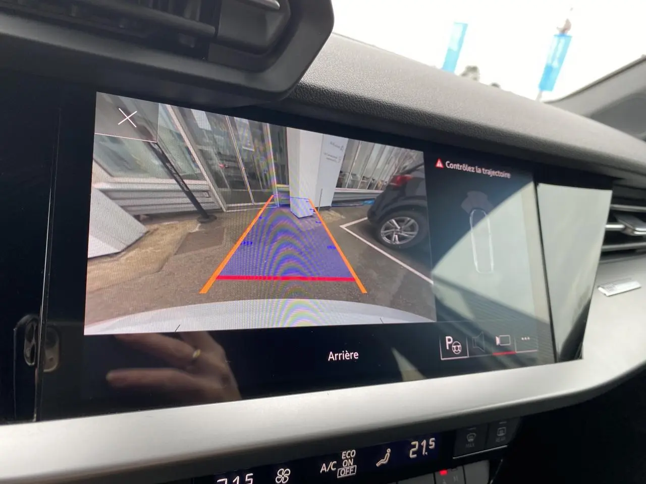 Écran de caméra de recul de l’Audi A3 Sportback blanc Ibis, vue intérieure du tableau de bord.