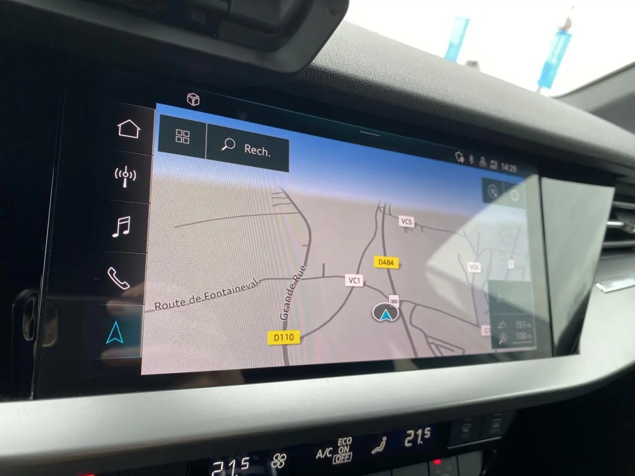 Écran central tactile de navigation MMI dans l’Audi A3 Sportback blanc, vue intérieure rapprochée.