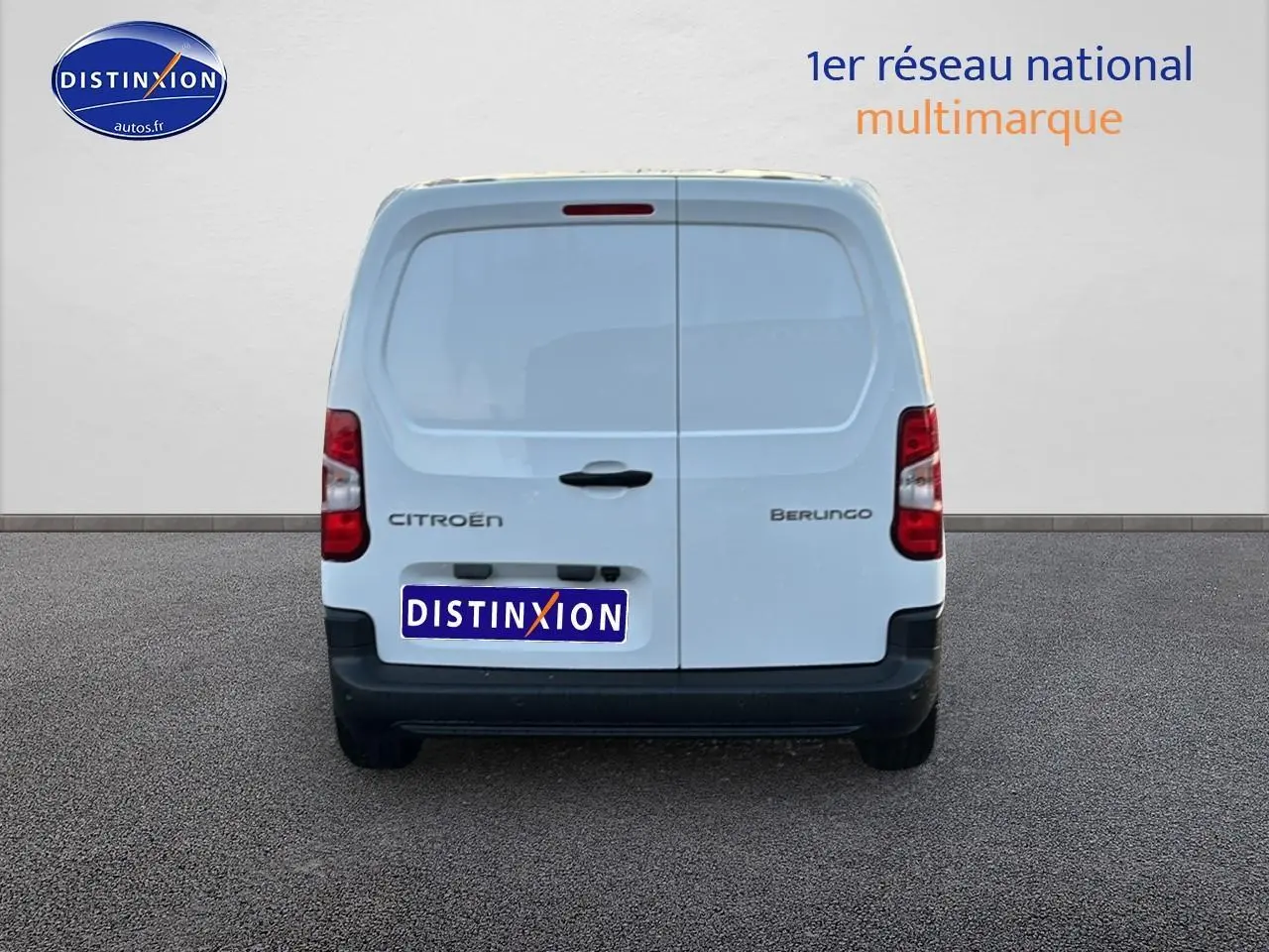 Vue arrière d'un utilitaire Citroën Berlingo Fourgon blanc avec portes arrière battantes et logo visible.