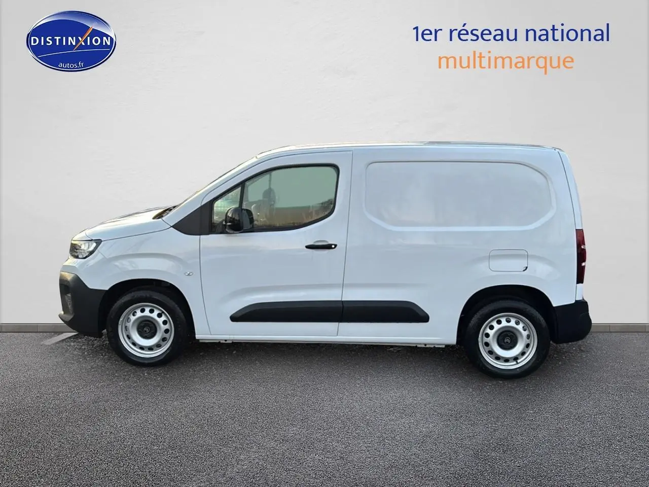 Profil droit d’un Citroën Berlingo Fourgon blanc 2025 avec porte latérale coulissante et jantes acier.