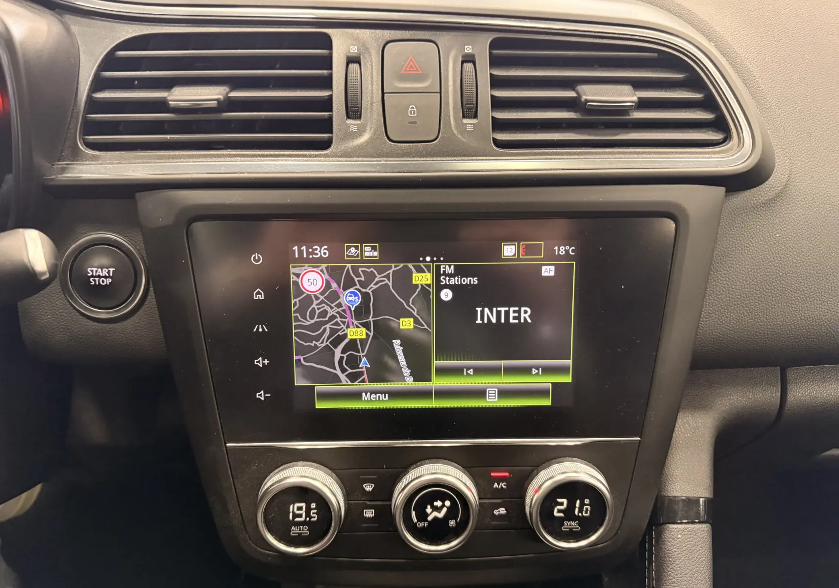 Vue rapprochée du tableau de bord noir du Renault Kadjar 1.5 dCi 115 Business 2020 avec écran tactile et commandes de climatisation.