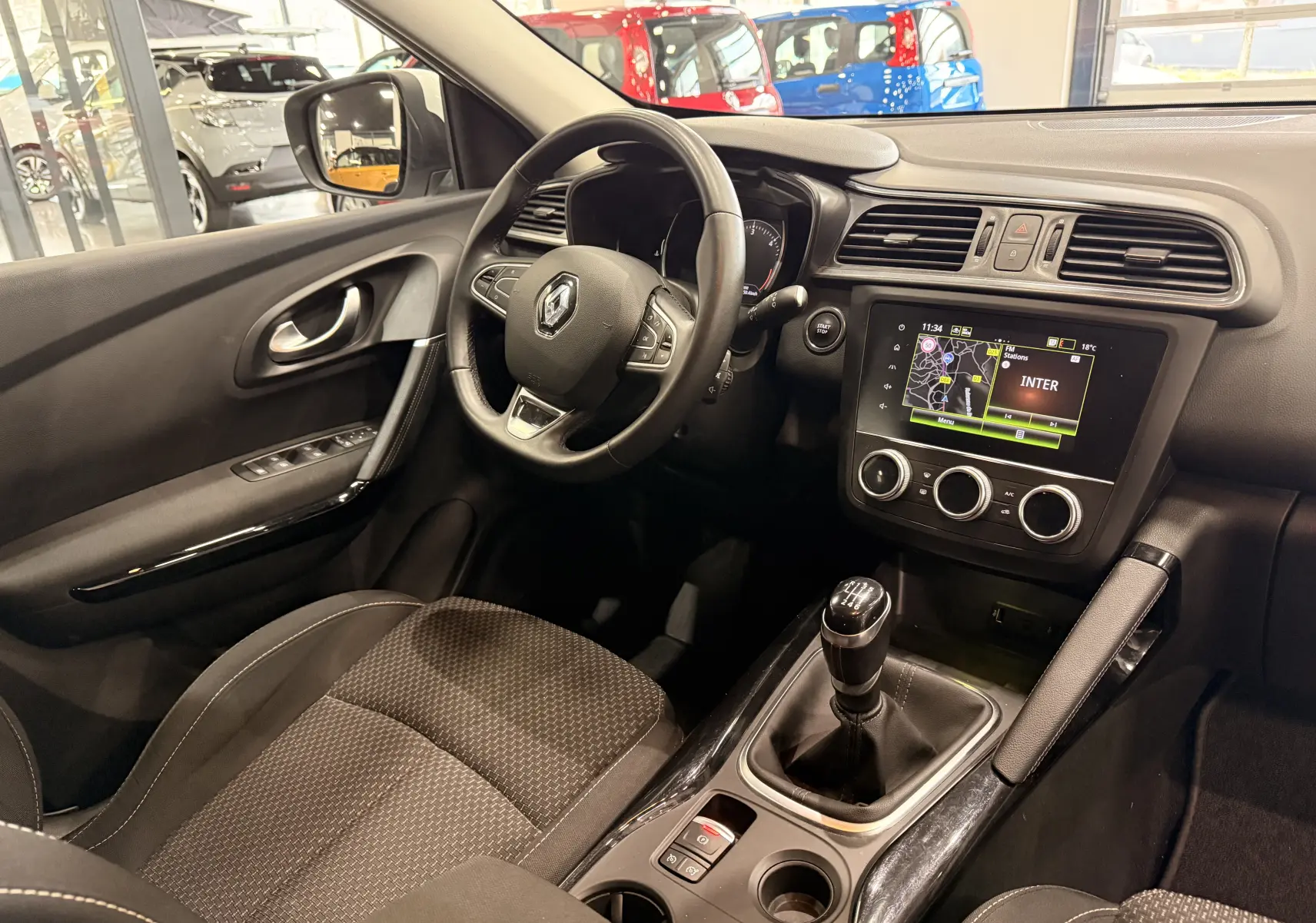 Vue intérieure côté conducteur du Renault Kadjar 1.5 dCi 115 Business 2020, avec volant multifonction et écran tactile central.