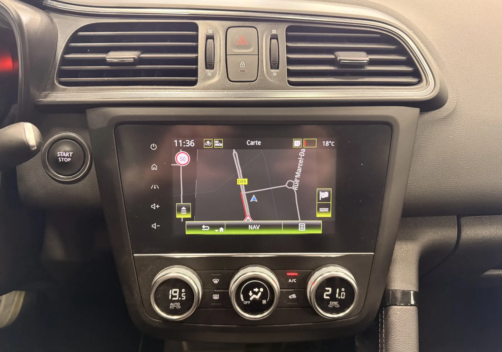 Vue rapprochée du tableau de bord du Renault Kadjar 1.5 dCi 115 Business avec écran tactile de navigation et commandes de climatisation.
