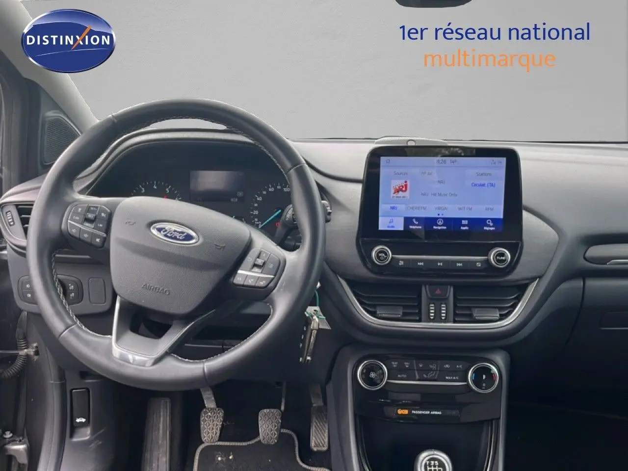 Vue intérieure du tableau de bord du Ford Puma gris 2021, avec volant multifonction et écran tactile central.