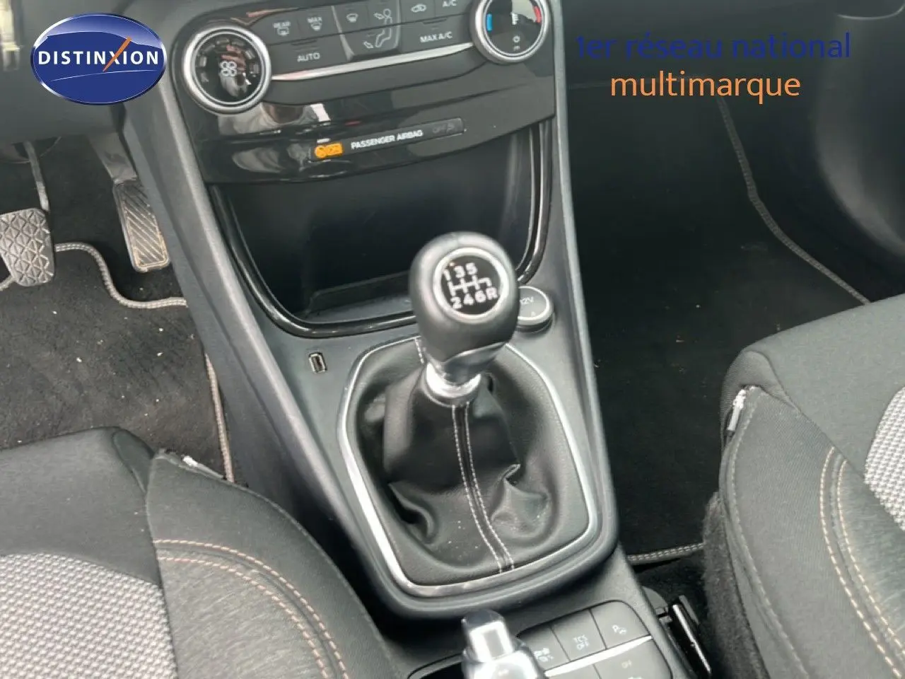 Le levier de vitesses manuel de la Ford Puma gris 2021, vu de dessus dans l'habitacle côté conducteur.