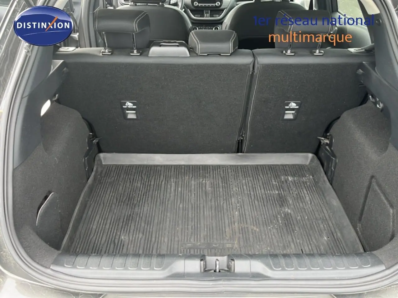 Coffre ouvert d’un Ford Puma gris 2021, vue arrière montrant l’espace de chargement avec tapis en caoutchouc.