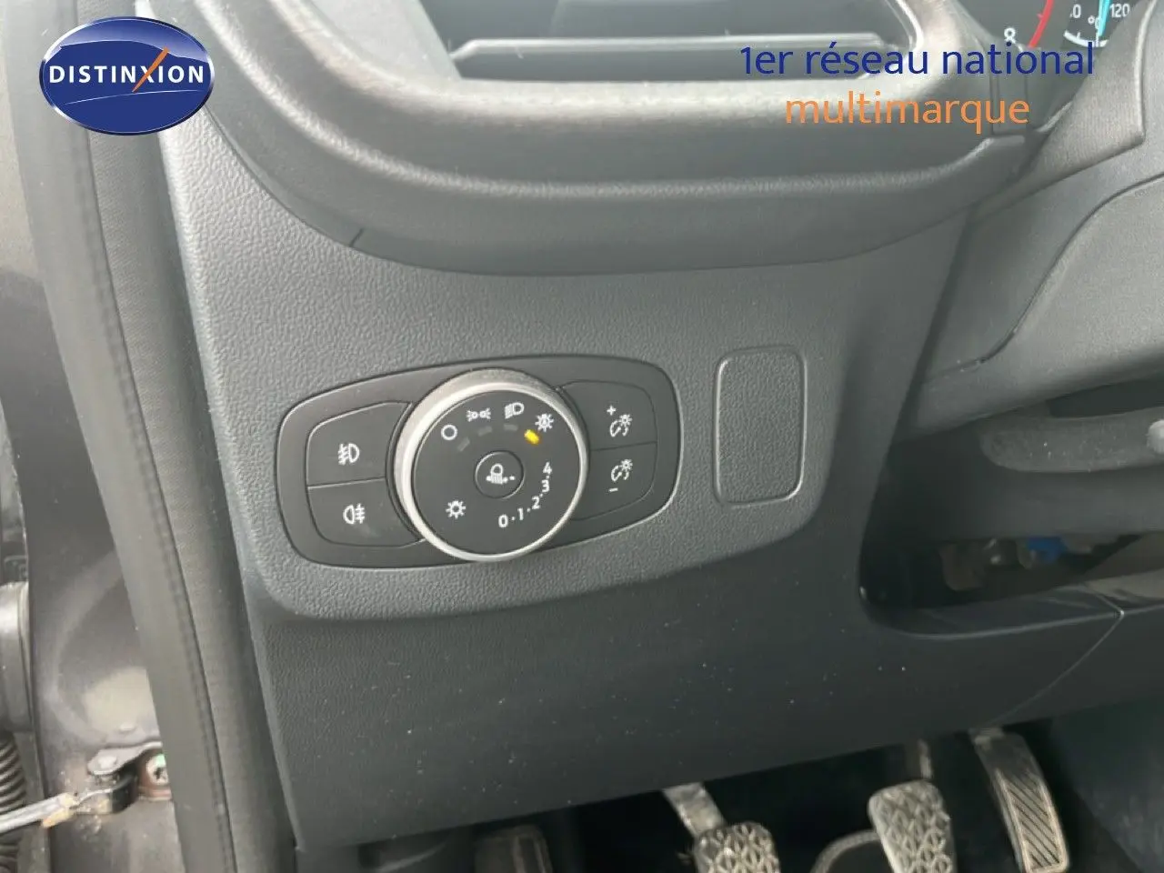 Détail du tableau de bord côté gauche avec commande des phares et pédales d’une Ford Puma gris 2021.