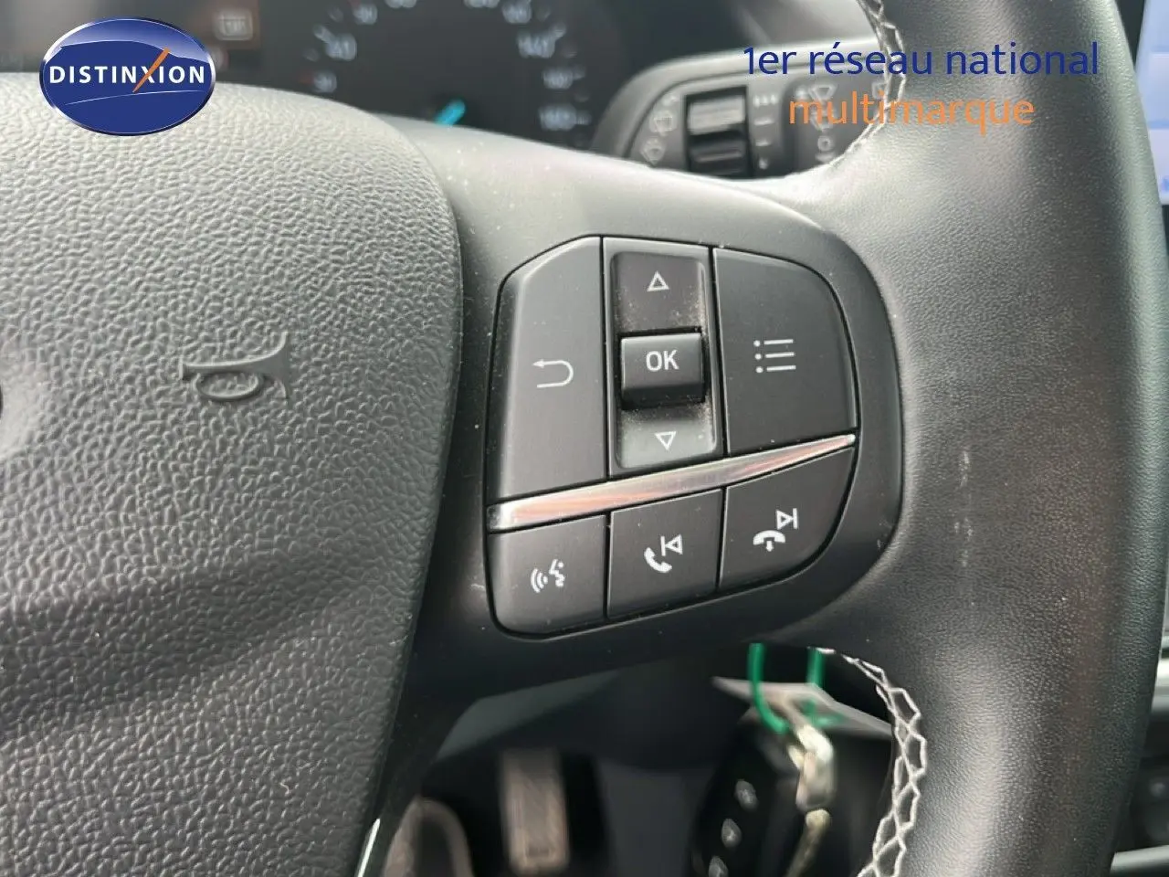 Gros plan sur le volant noir du Ford Puma 2021 avec commandes multifonctions visibles côté droit.
