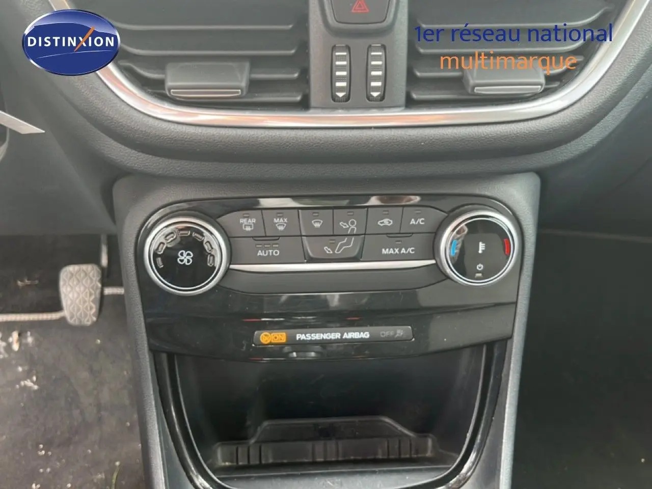 Vue rapprochée de la console centrale du Ford Puma gris 2021, avec commandes de climatisation et ventilation visibles.