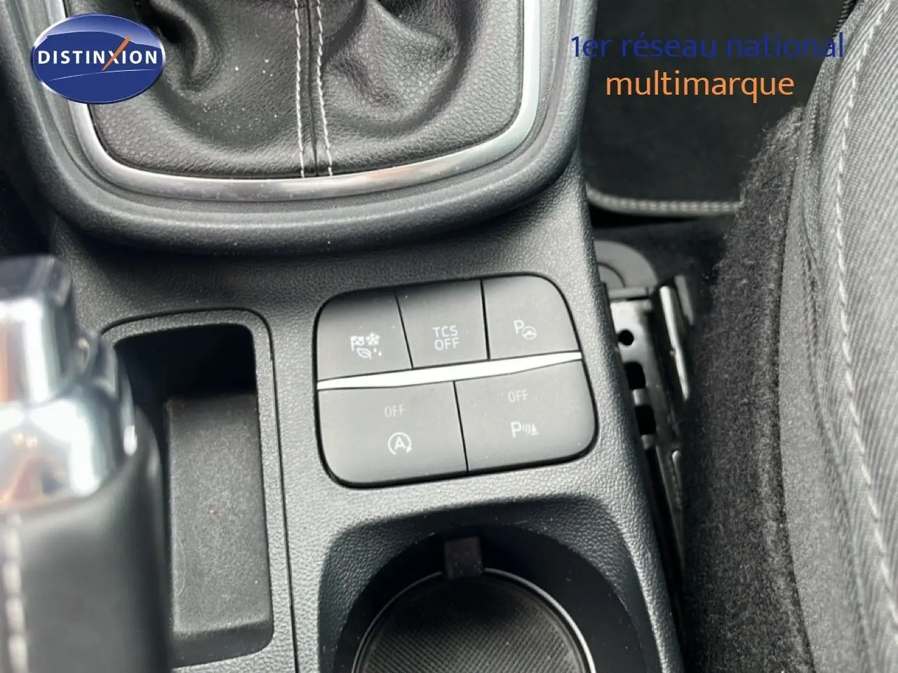 Gros plan sur la console centrale du Ford Puma gris 2021, montrant levier de vitesse manuel et boutons de contrôle.