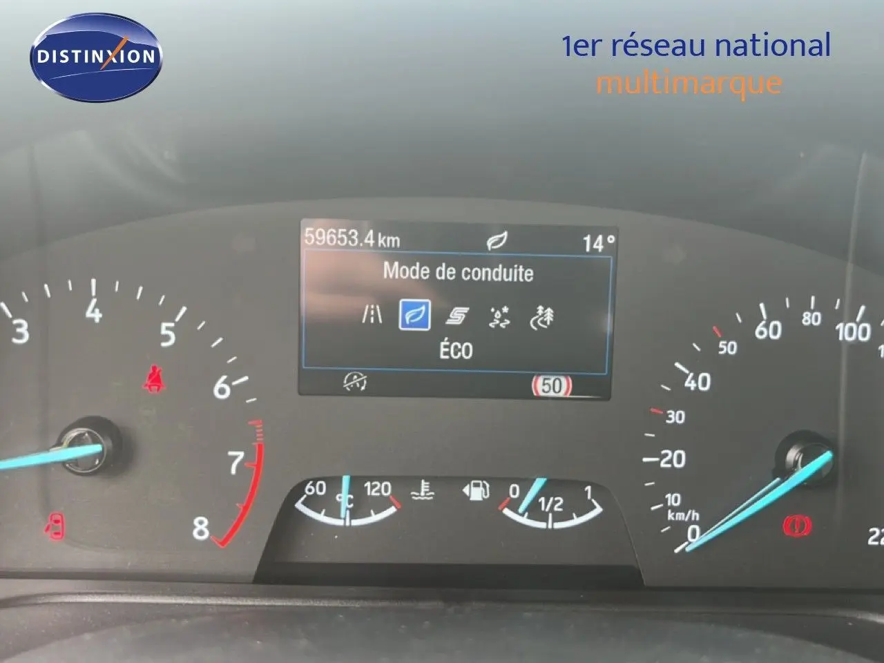 Tableau de bord du Ford Puma gris 2021, affichage digital mode de conduite Éco, vue frontale rapprochée.