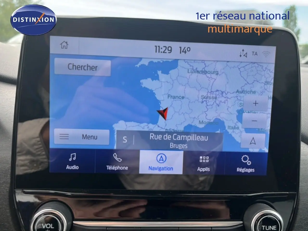 Vue intérieure sur l’écran tactile de navigation du Ford Puma gris, version Titanium 2021, affichant une carte de France.