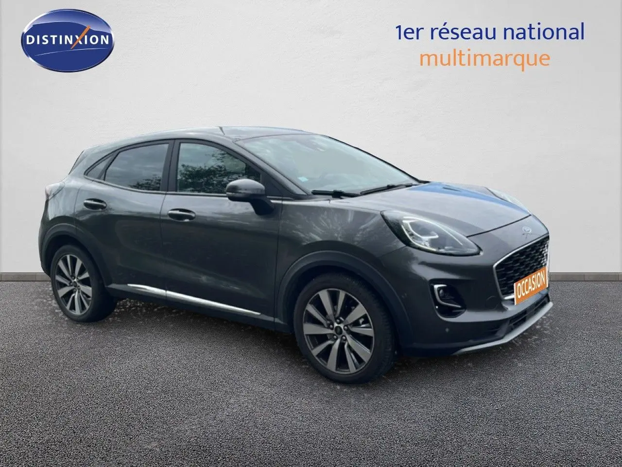 Ford Puma gris en 3/4 avant droit, mettant en valeur ses lignes fluides et ses jantes alliage distinctives.