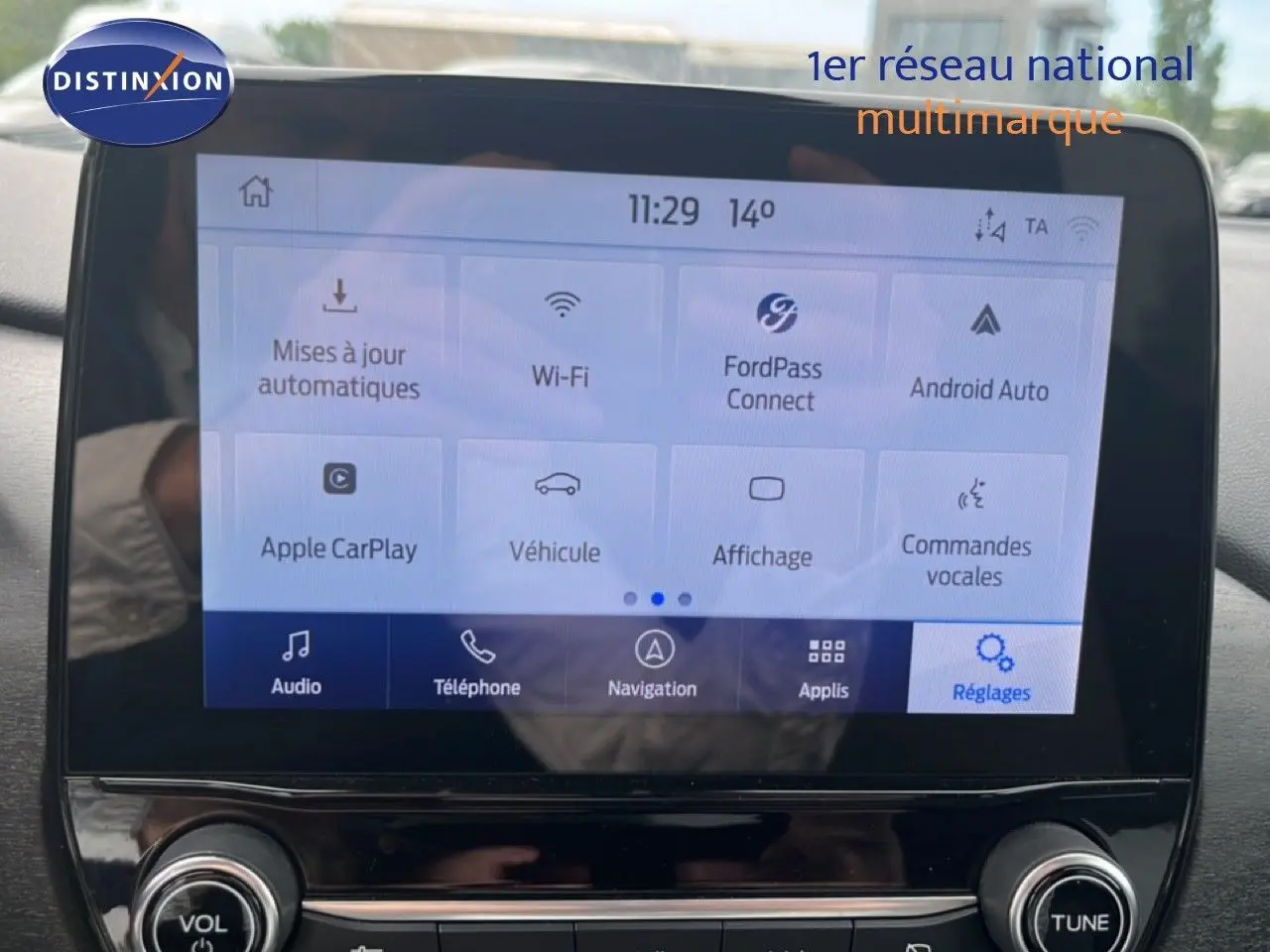 Écran tactile central du Ford Puma gris 2021, affichant le menu des réglages avec connectivités Apple CarPlay et Android Auto.
