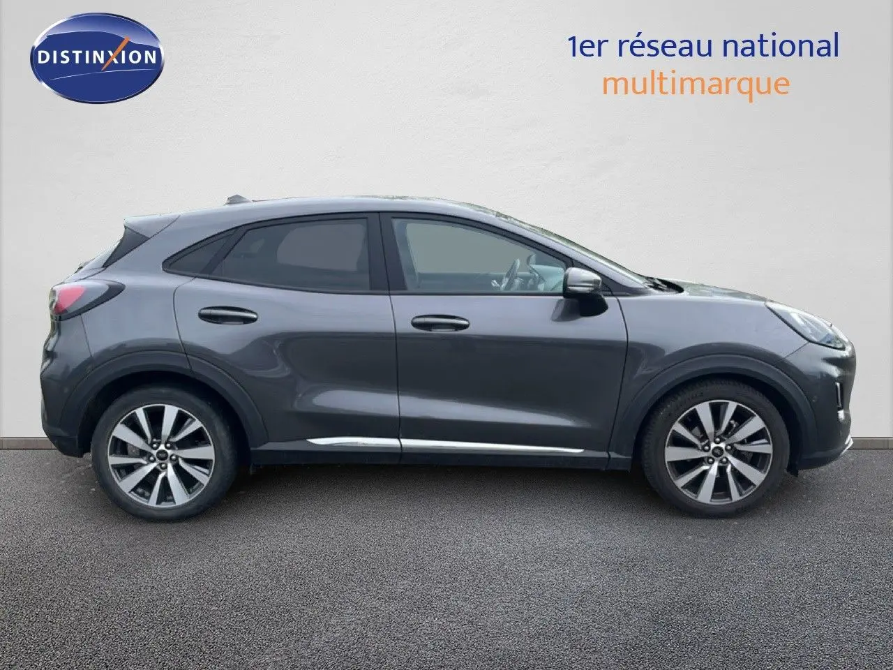 Ford Puma gris 3/4 profil gauche, version Titanium 2021 avec jantes alliage distinctives.