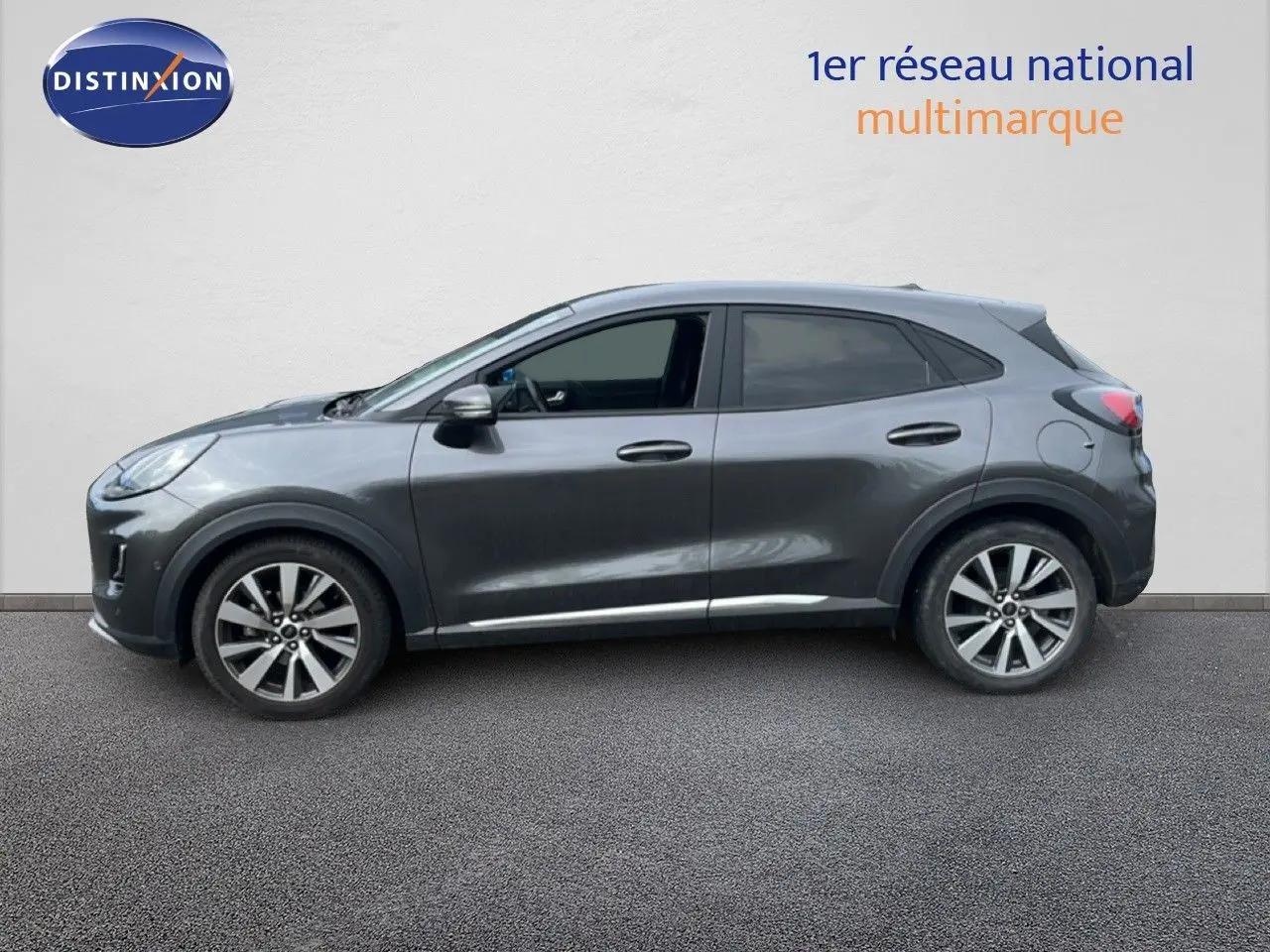 Ford Puma gris en vue de profil côté gauche, soulignant ses jantes alliage et sa silhouette compacte.